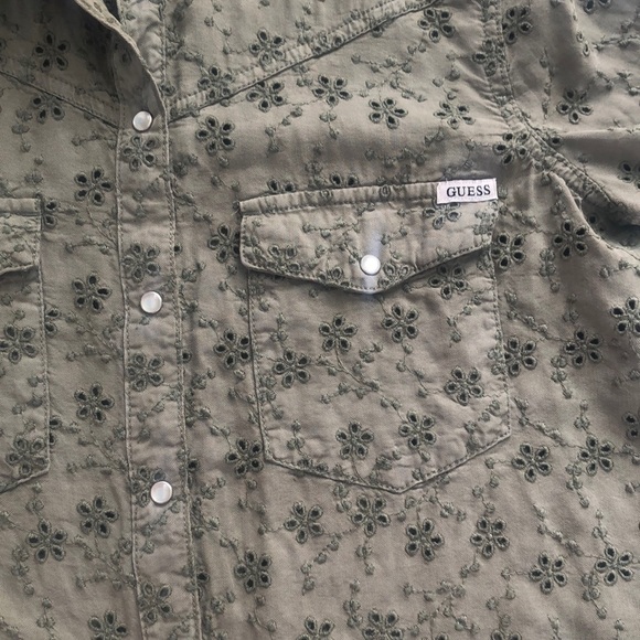 GUESS Eyelet Denim Tie Front Pin Up Shirt Size Medium - Picture 10 of 15